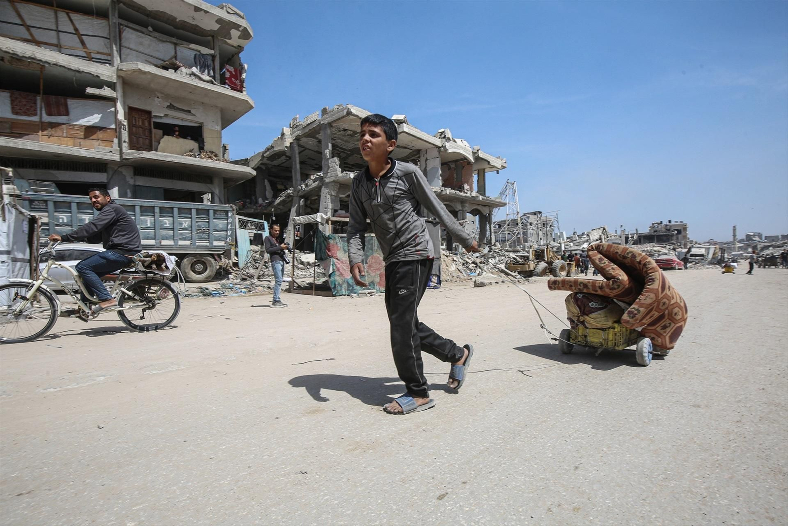 Palestinos llevan sus pertenencias mientras huyen de la ciudad de Gaza el 16 de mayo de 2025.