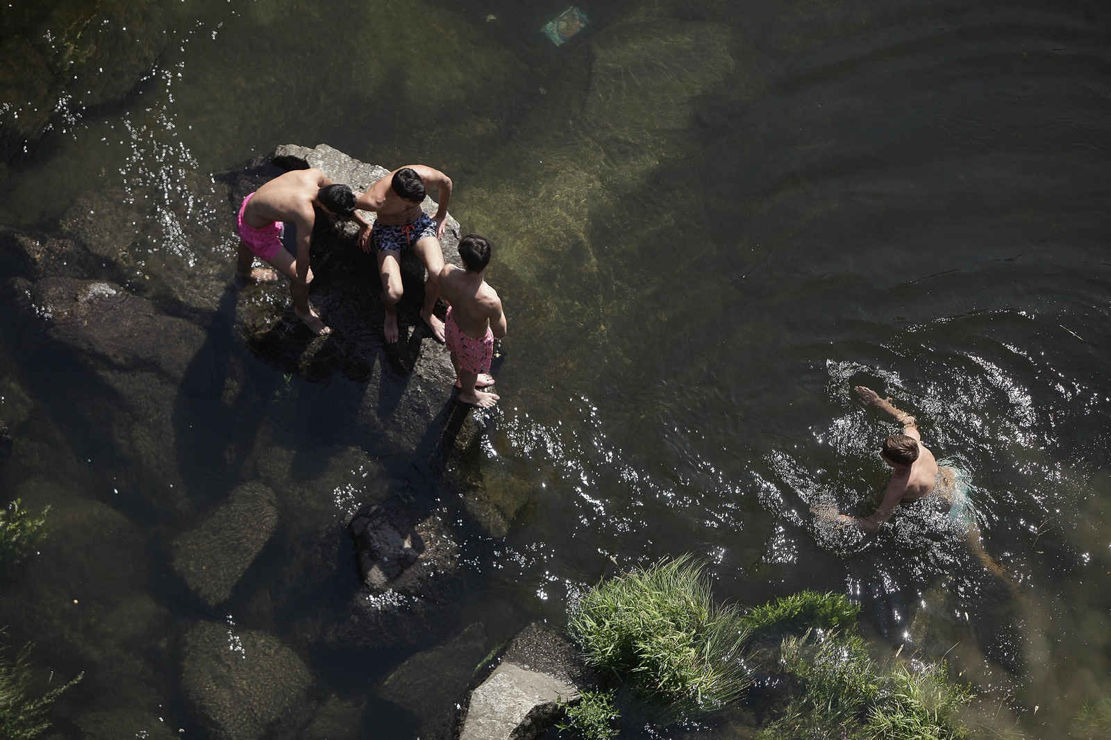 Los más jóvenes disfrutan en el río. FOTO: Miguel Ángel