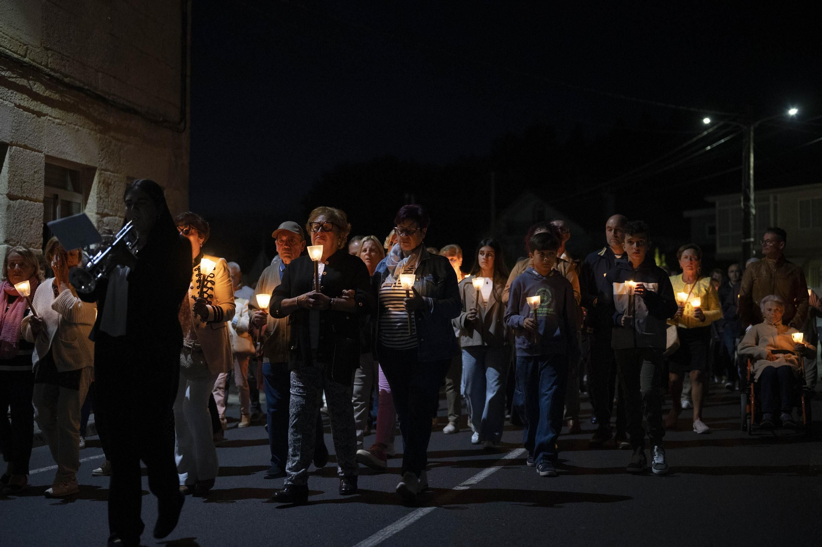 Un momento de la procesión nocturna en honor a la Virgen de la Saleta a su paso por San Cristovo de Cea