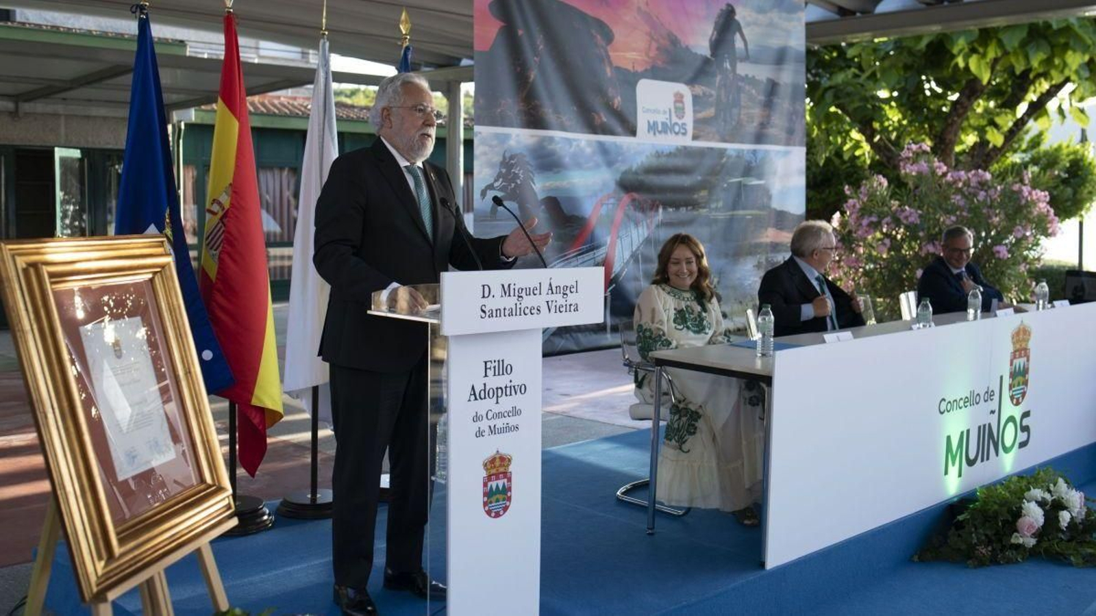 Miguel Ángel Santalices, durante o seu discurso de agradecemento polo recoñecemento do Concello de Muíños, ante a mirada de Marián Mouriño, con Plácido Álvarez e Luis Menor xunto a ela.