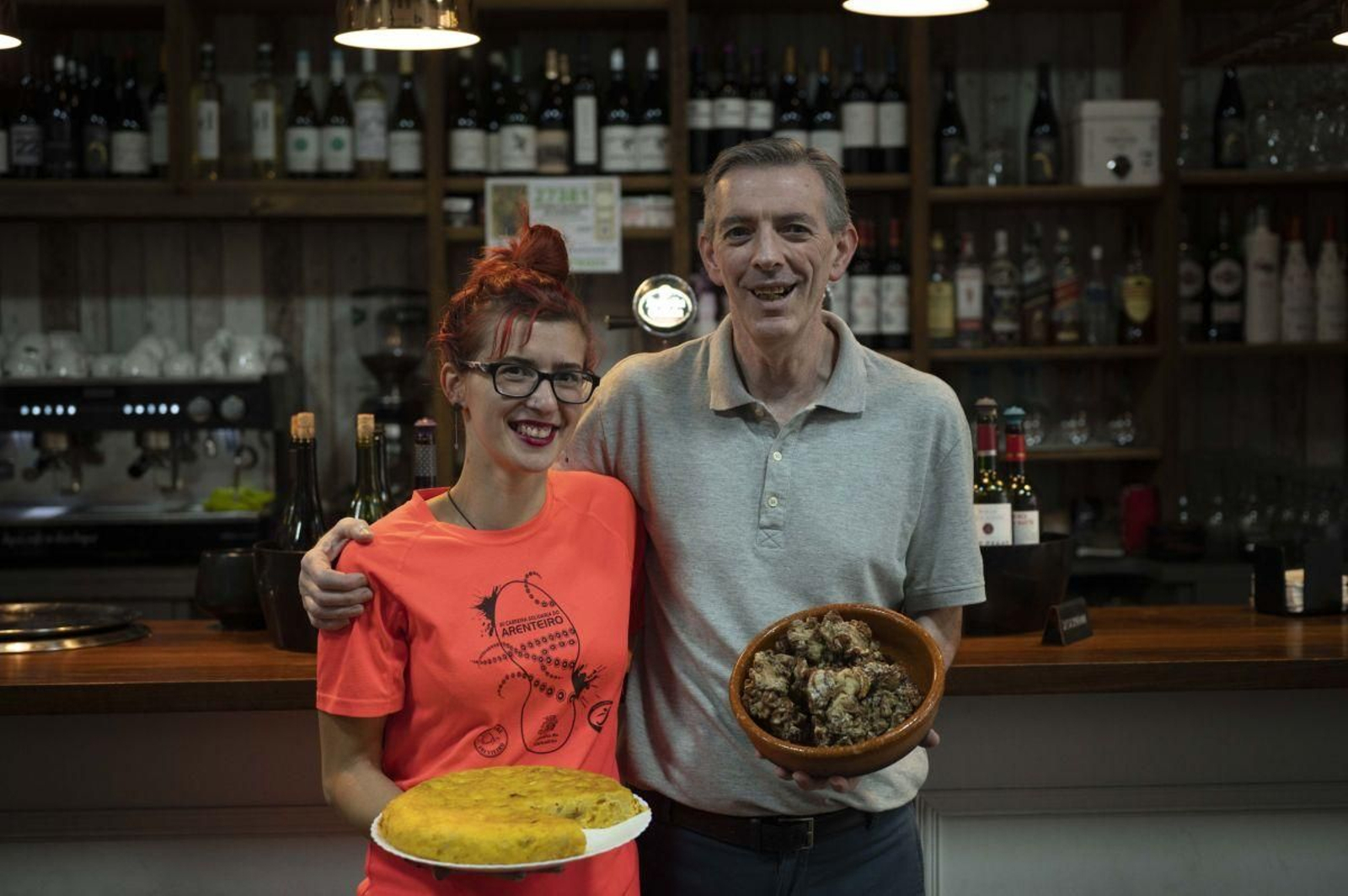 Dalia Moreira y Adolfo Cid con un par de propuestas de la carta de Cotrozo.