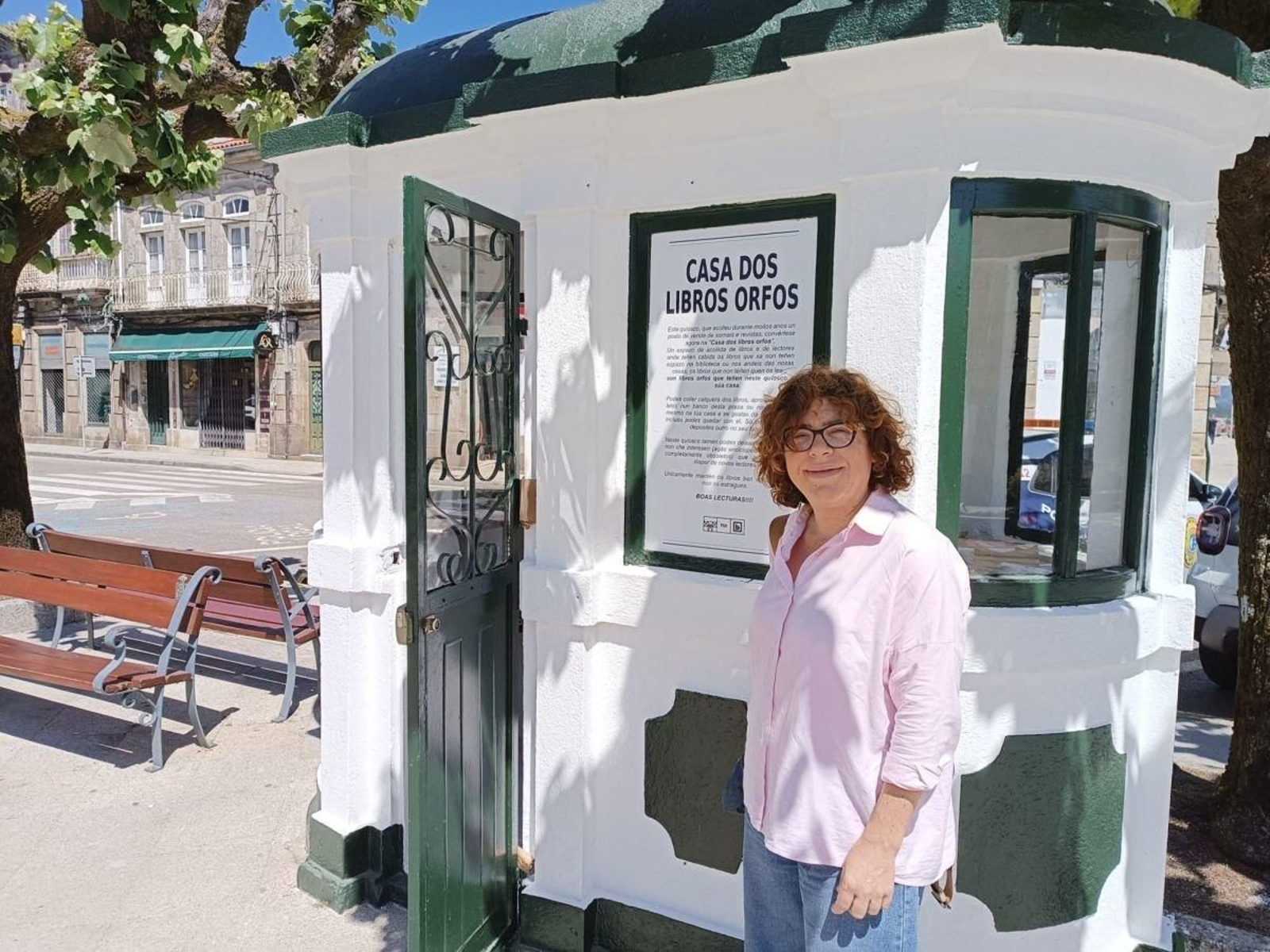 La concejala Sonsoles Vicente, frente a la Casa dos Libros Orfos.