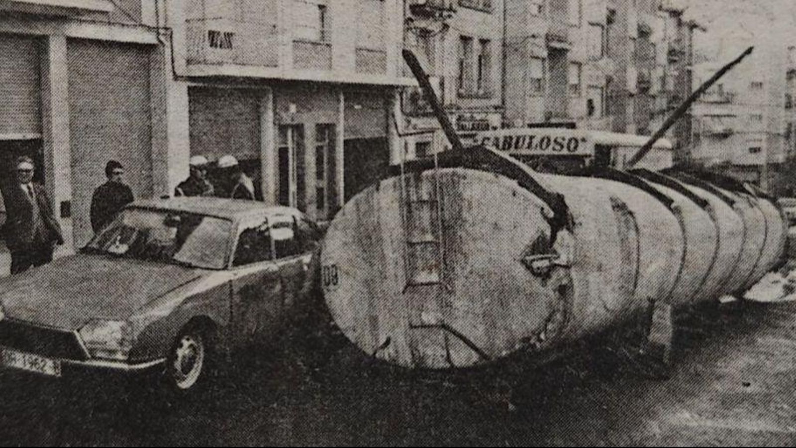 El algibe volcado en la avenida de La Coruña.