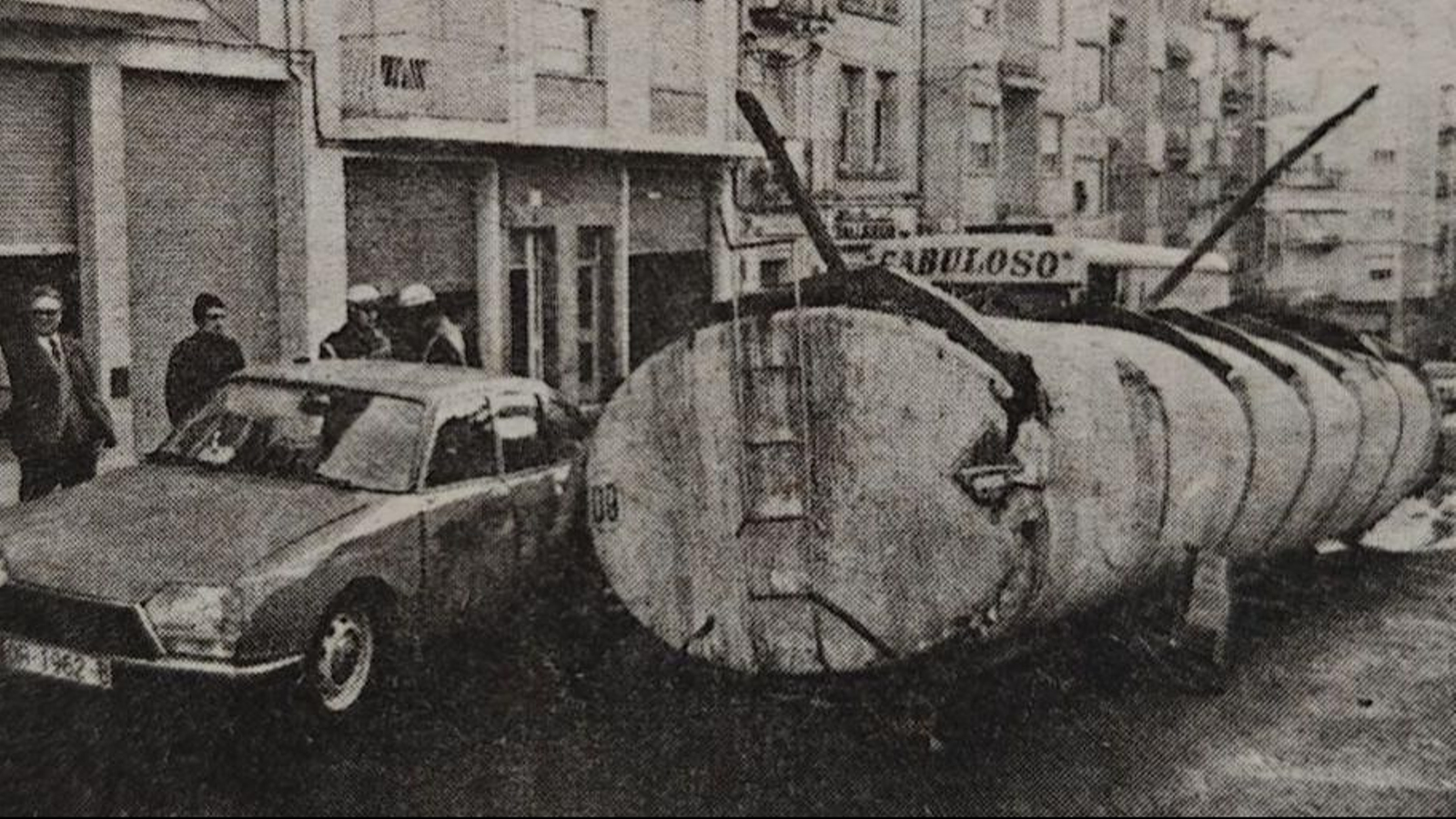 El algibe volcado en la avenida de La Coruña.