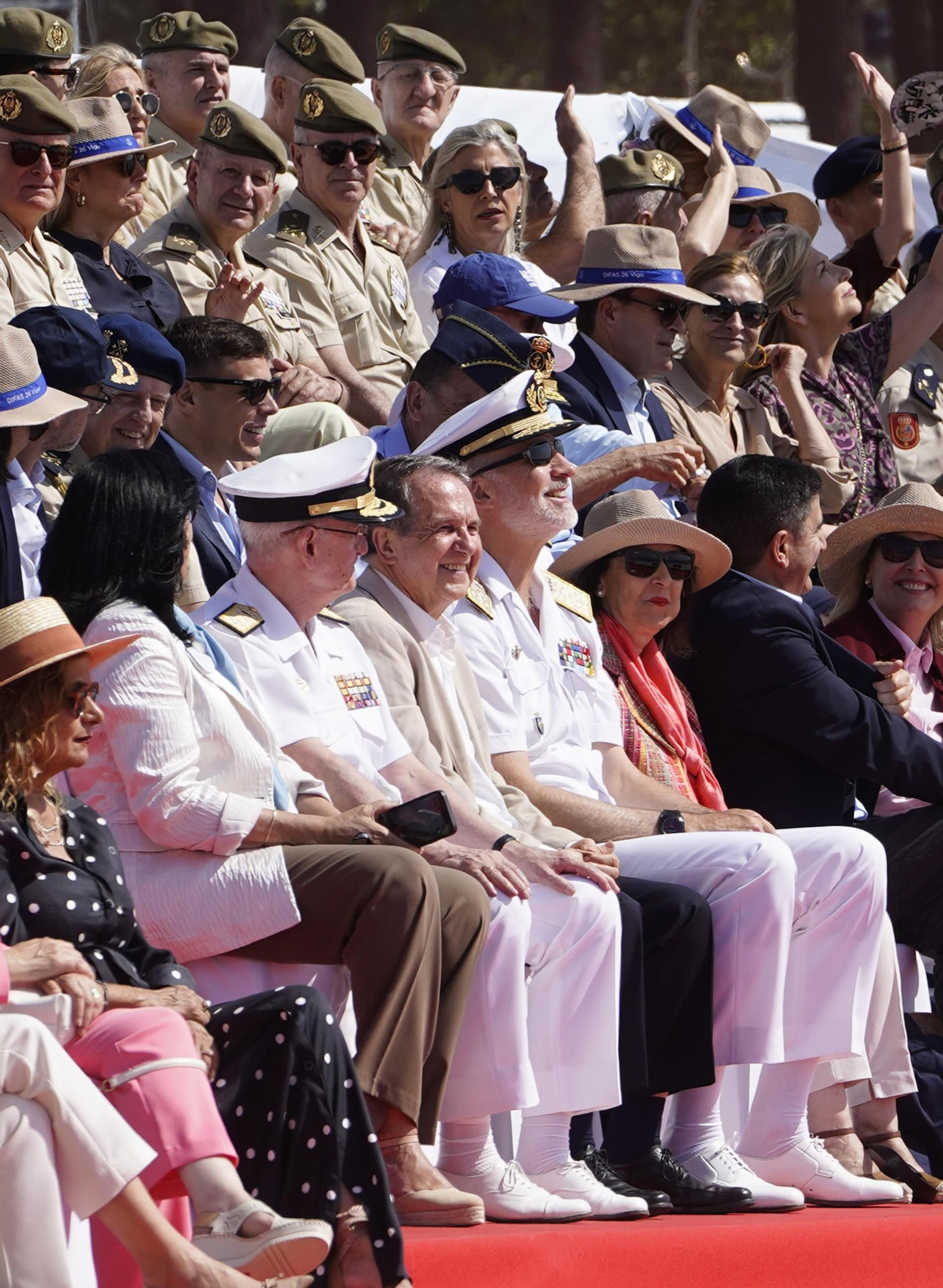 Galería | Felipe VI participa en la revista naval y presencia la exhibición de militares en Samil