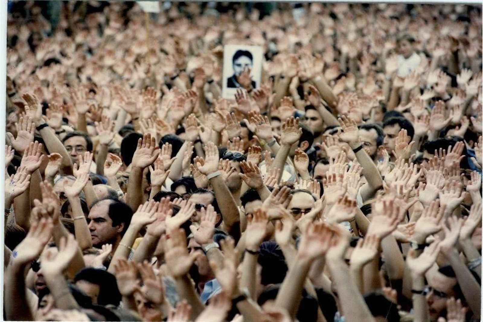 Miles de personas salieron a la calle para reclamar a ETA que no asesinara al joven concejal, pero fue inútil.