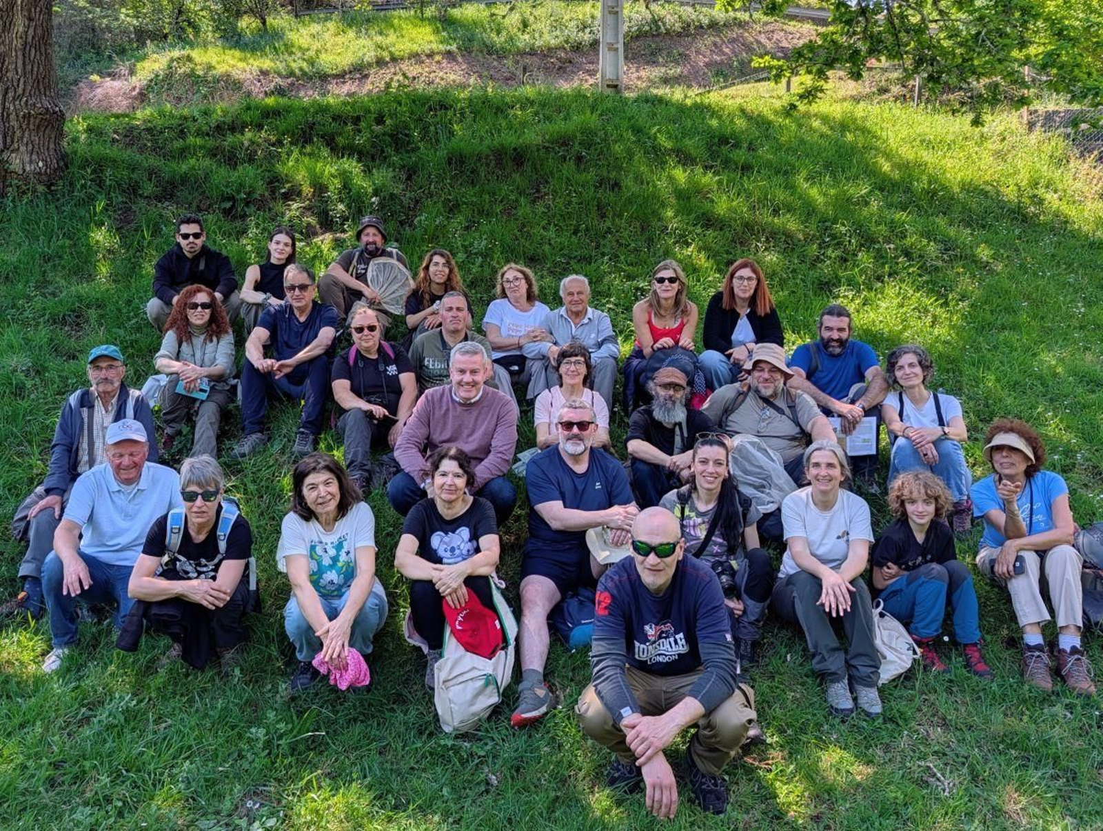 Los participantes en esta experiencia de observación de mariposas, entre ellos, el alcalde Luís Piña.