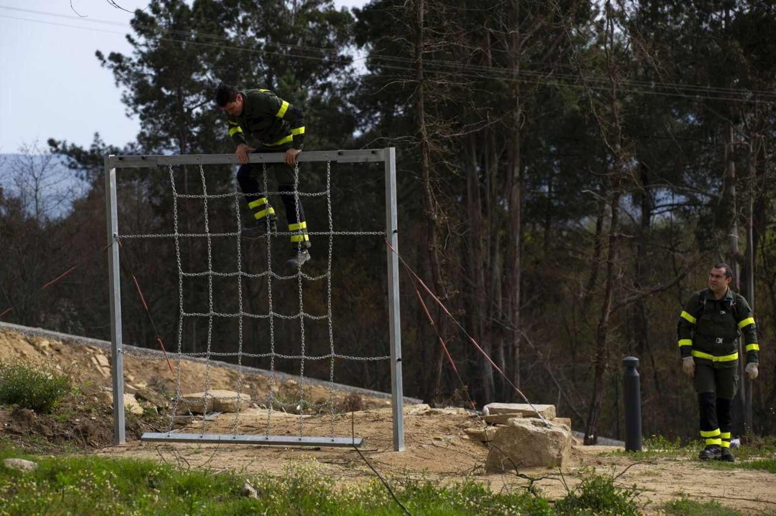 Dos bomberos forestales entrenan en una de las pistas de Toén.