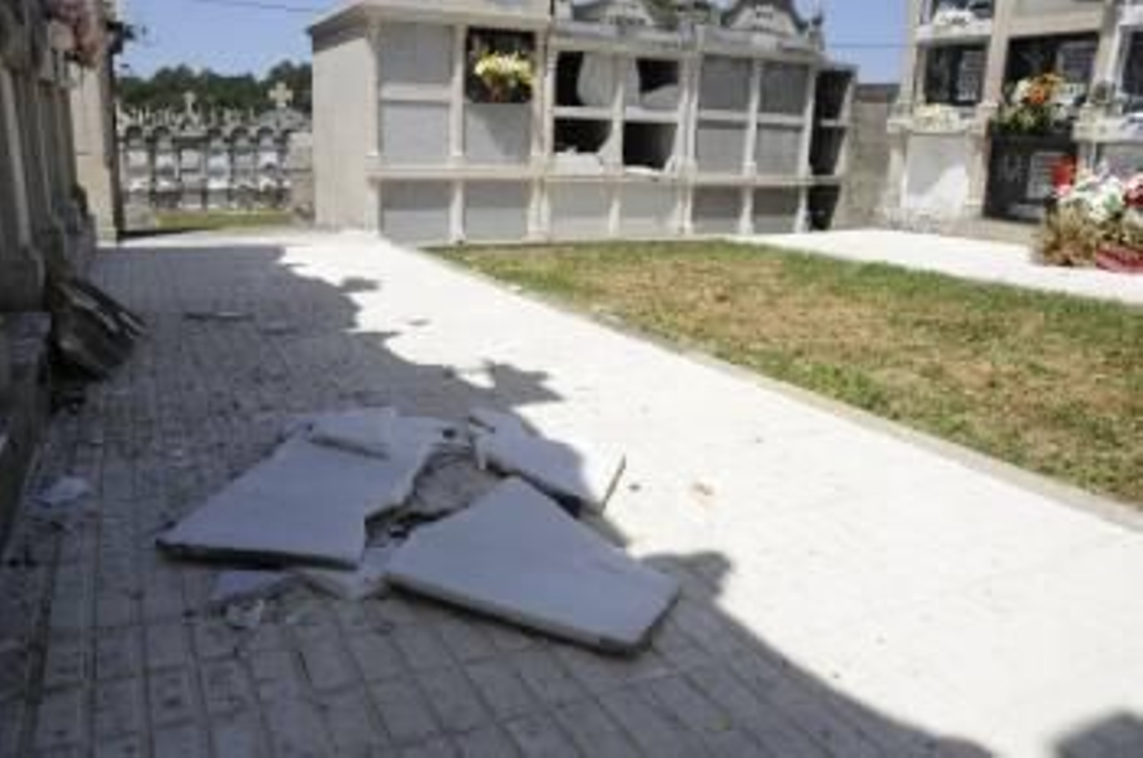 Aspecto del cementerio de Señorín tras el ataque de los vándalos. (Foto: Martiño Pinal)