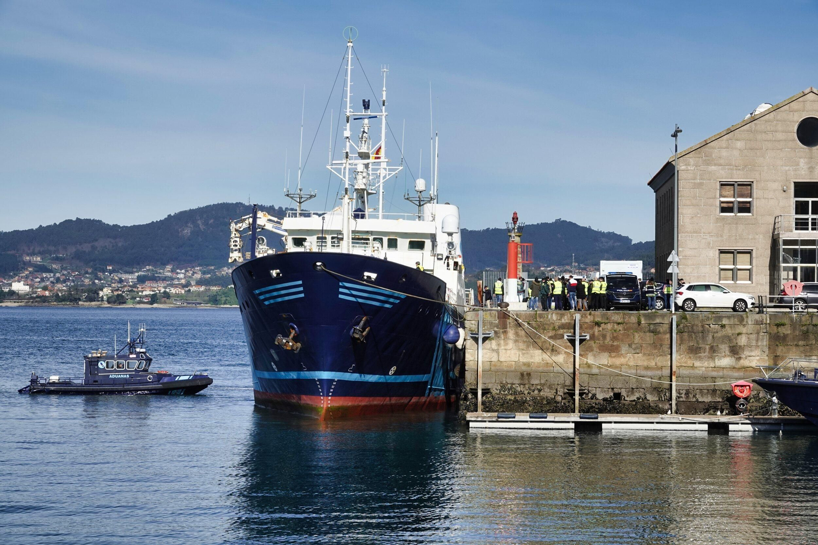 El velero llegará hoy a A Laxe remolcado por el “Petrel”, en imagen en otra descarga en 2024.