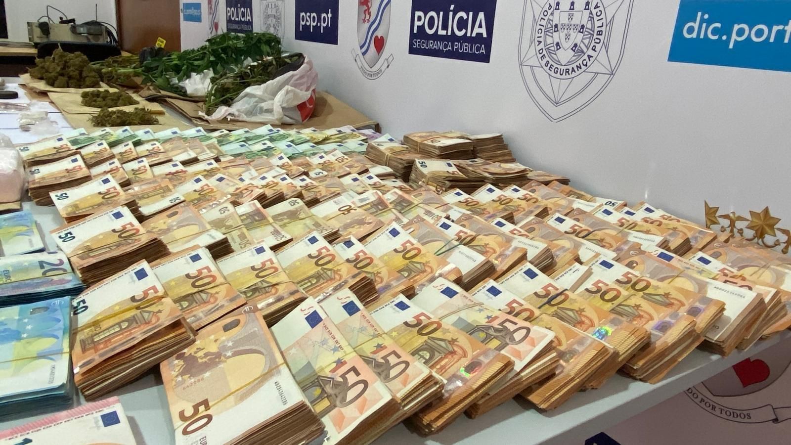 Dinero en efectivo y marihuana incautada en la operación "Quinta Feira".