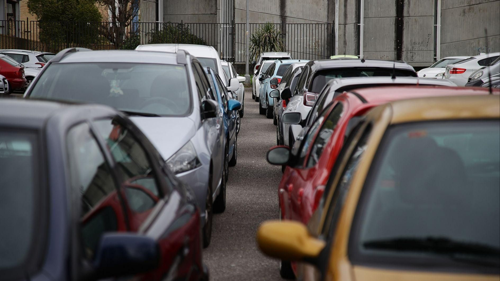 Imagen de coches aparcados en la ciudad de Ourense