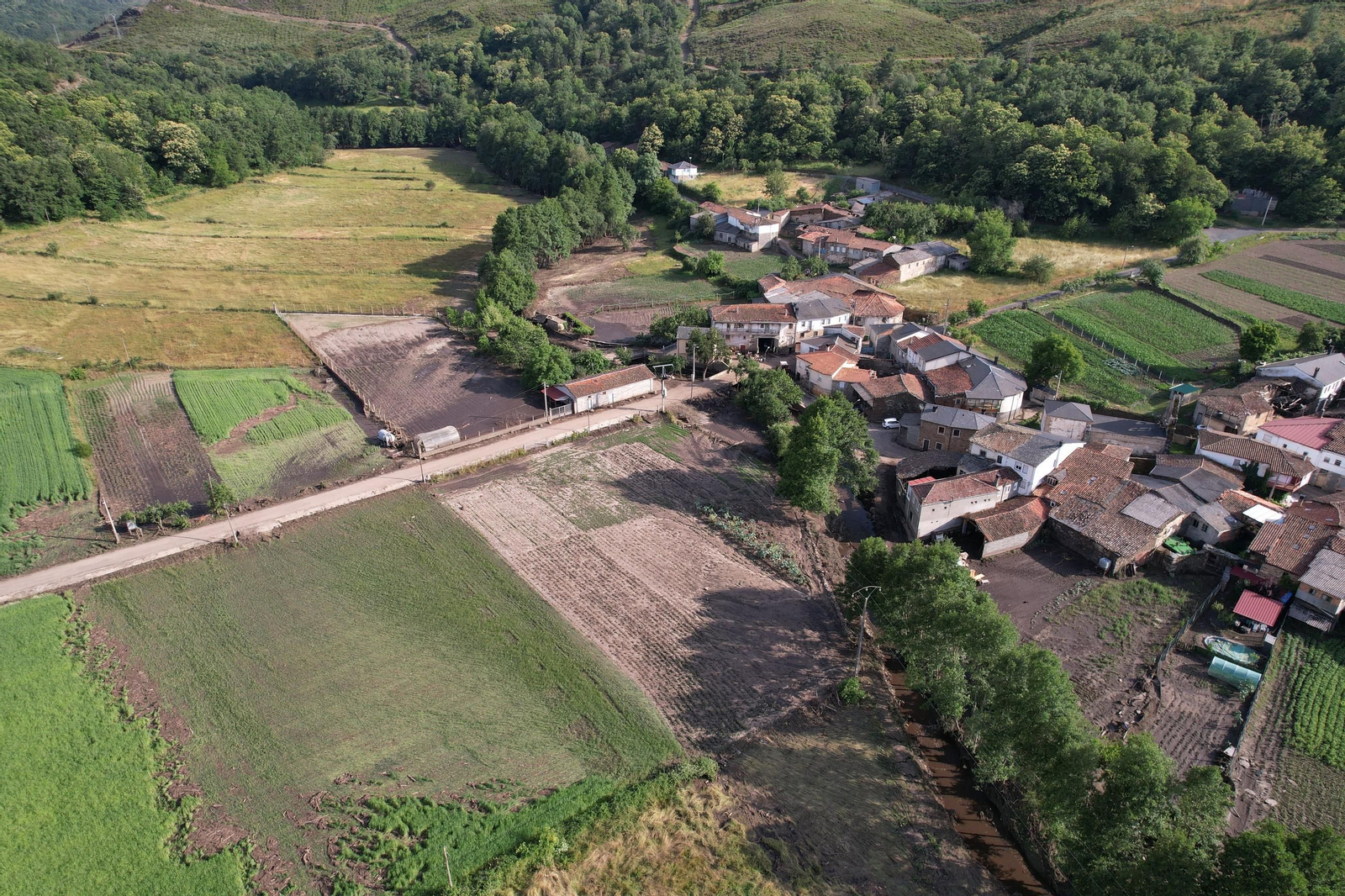 Galería | Viana do Bolo, cruzada por el torrente de agua, en fotos a vista de dron