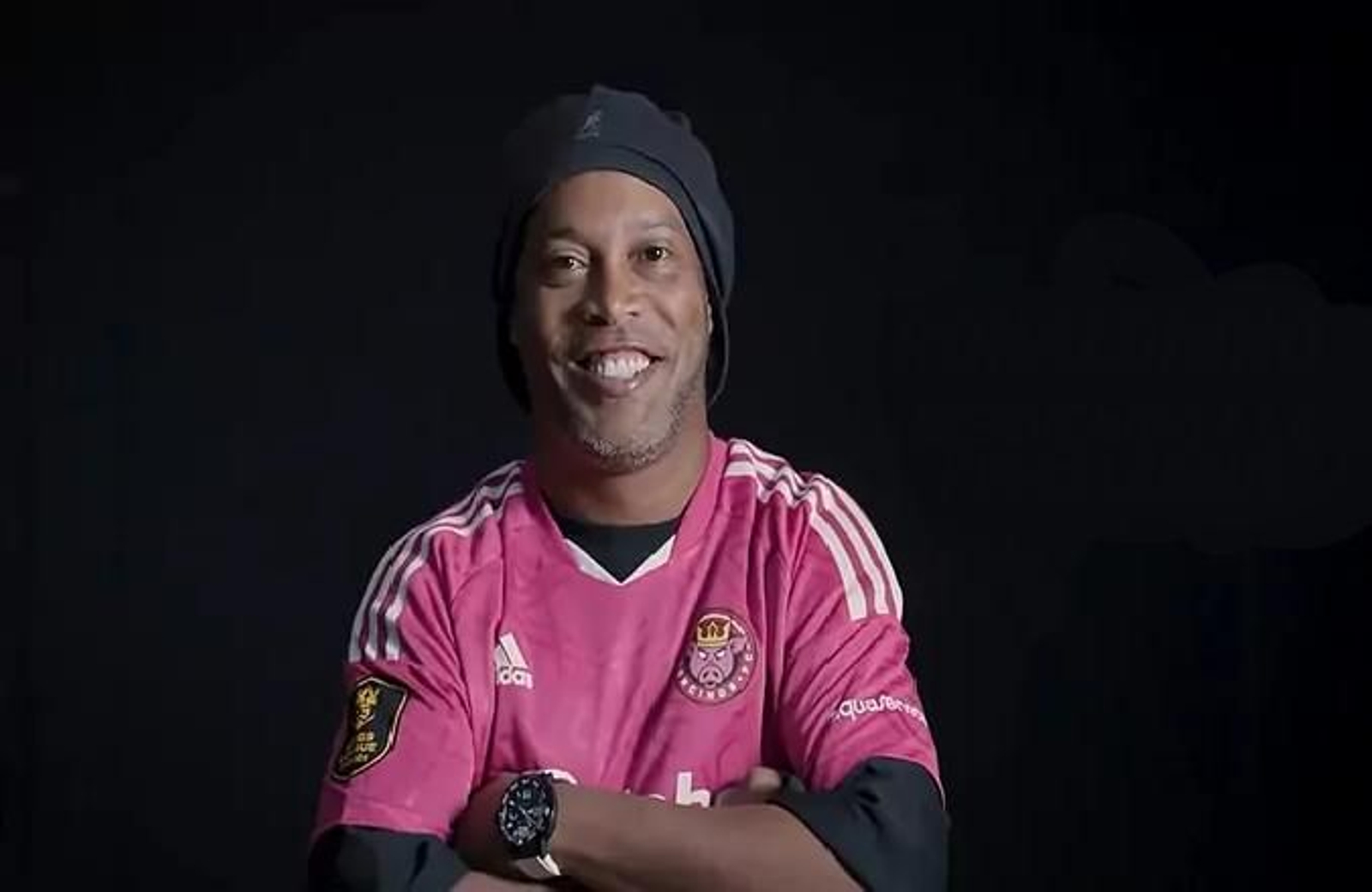 Ronaldinho con la equipación del Porcinos F.C.