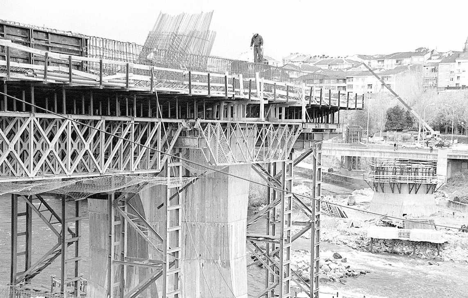 La construcción del emblemático Puente del Milenio hace 25 años cambiaba el skyline de Ourense, en fotos