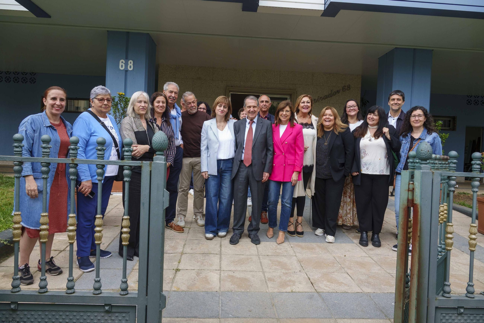 Caballero, Aguiar, Caride y Rodríguez con vecinos de los edificios 70 y 68 de la Avenida Castelao.