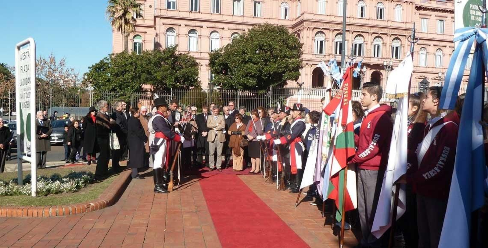 El acto tuvo lugar en la plaza “11 de junio de 1580”, donde se encuentra emplazado un monumento conmemorativo de Juan de Garay, a la sombra de un retoño del árbol de Gernika.