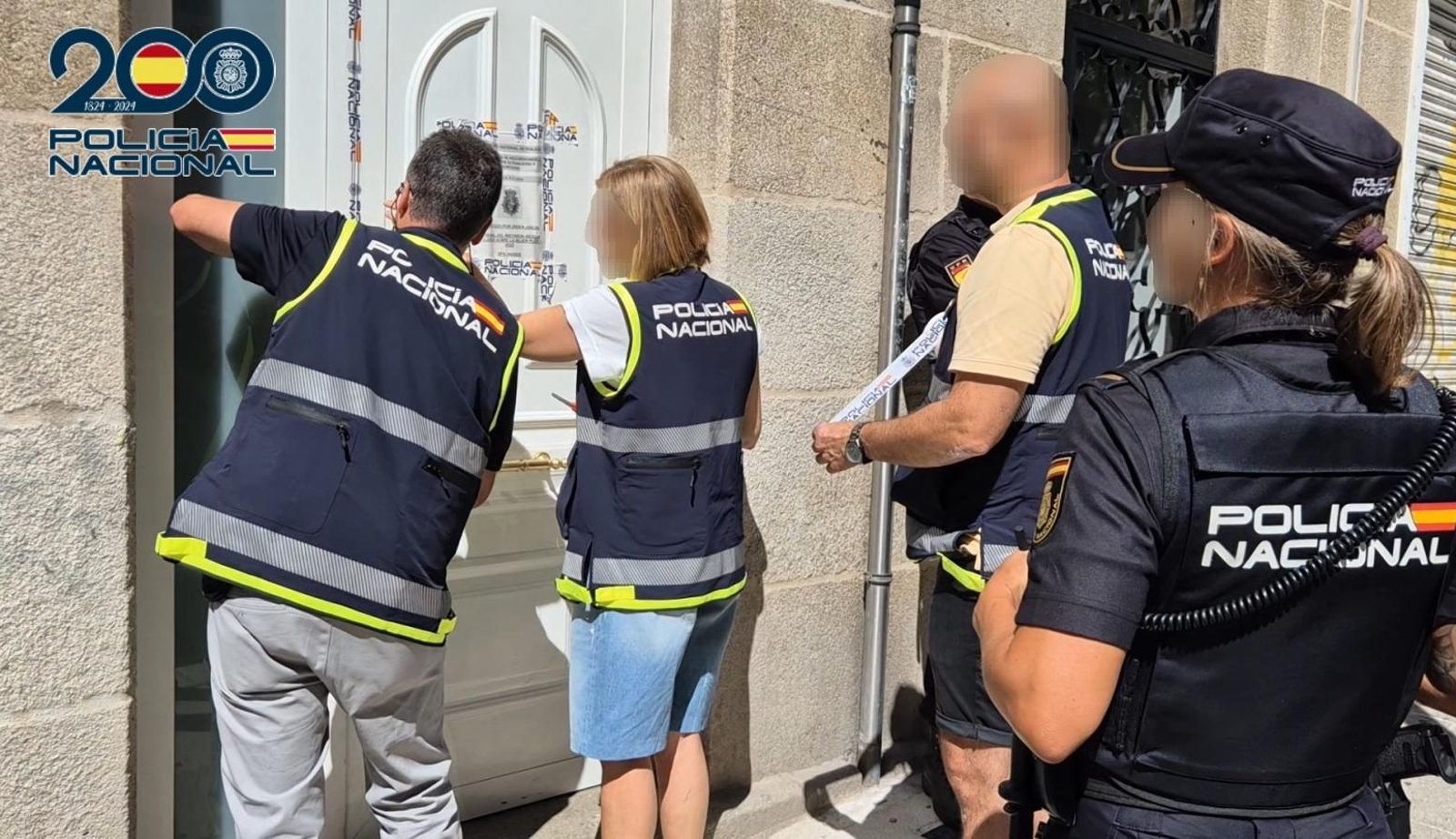 La policía precintando el inmueble.