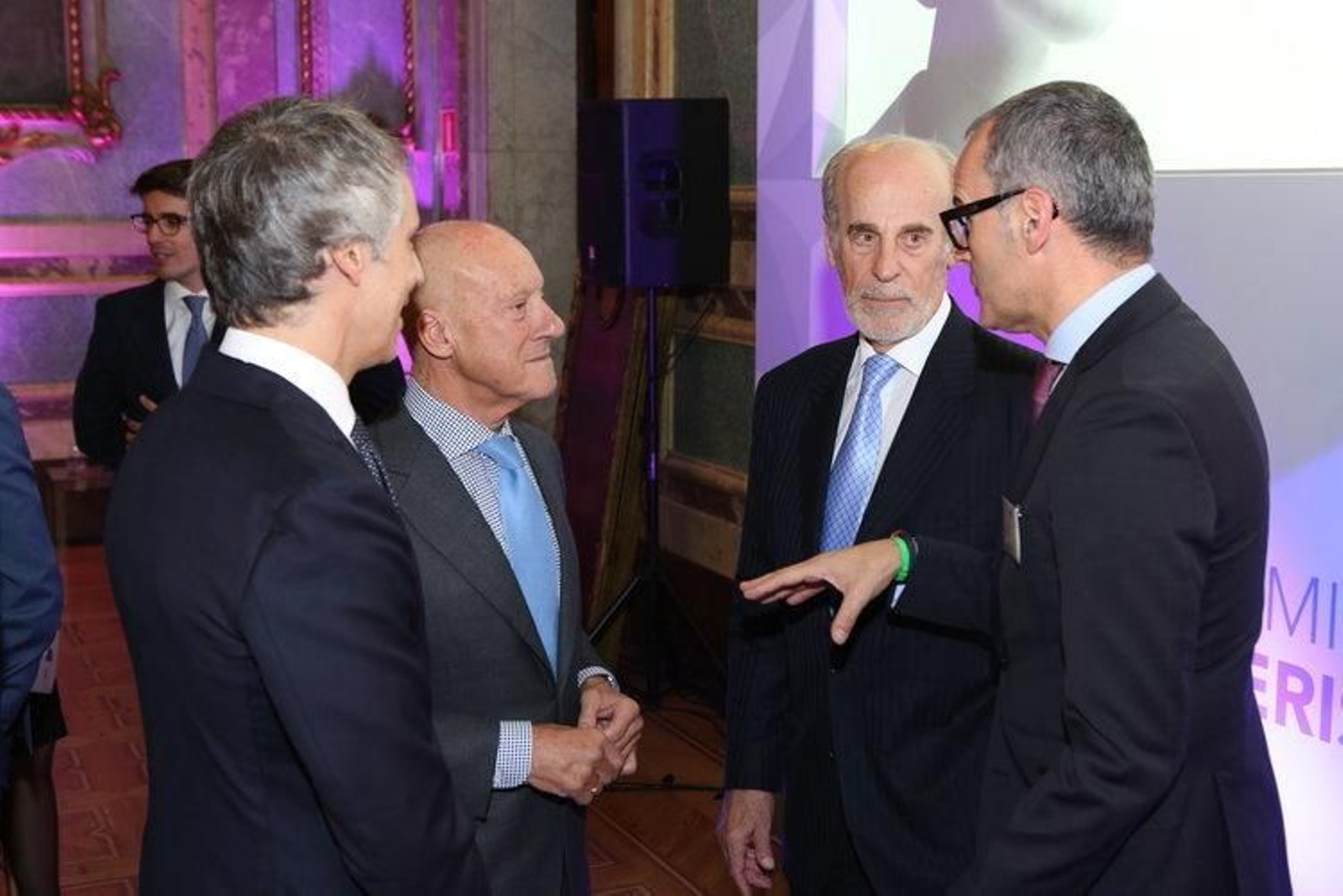 Norman Foster escucha atentamente las explicaciones de Jesús Vázquez, en Madrid.