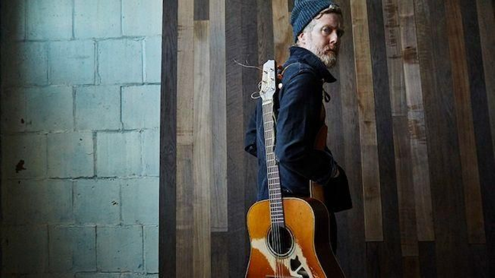 Glen Hansard, cantante guitarrista y compositor irlandés miembro del grupo de música The Frames y miembro del duo The Swell Season junto a Markéta Irglová.