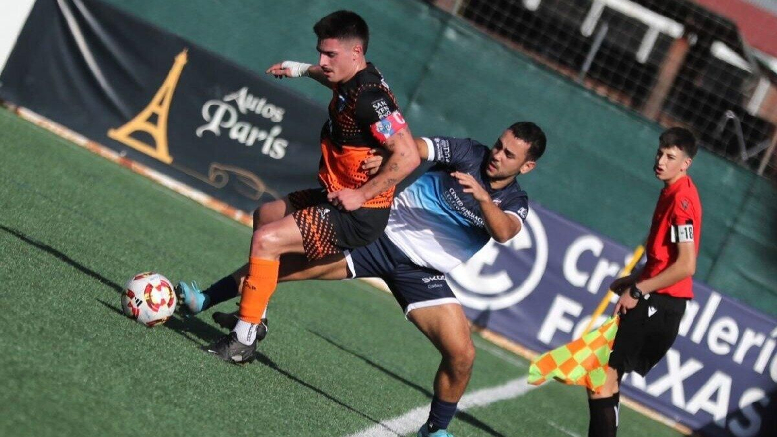Veloso, autor del segundo gol del Cented, presiona al capitán del Portonovo, Charly (Marcos Atrio).