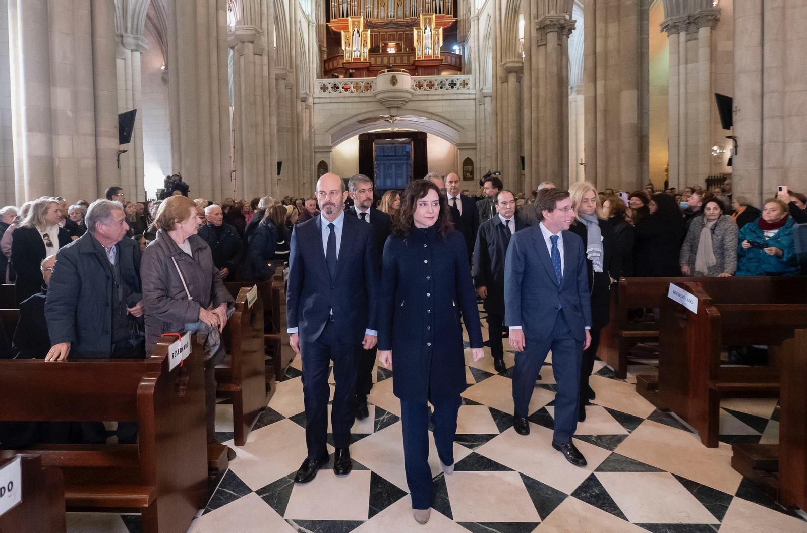 A la misa en Madrid acudió el presidente del Senado, Pedro Rollán; la presidente de la Comunidad de Madrid, Isabel Díaz Ayuso; y el alcalde de Madrid, José Luis Martínez-Almeida.