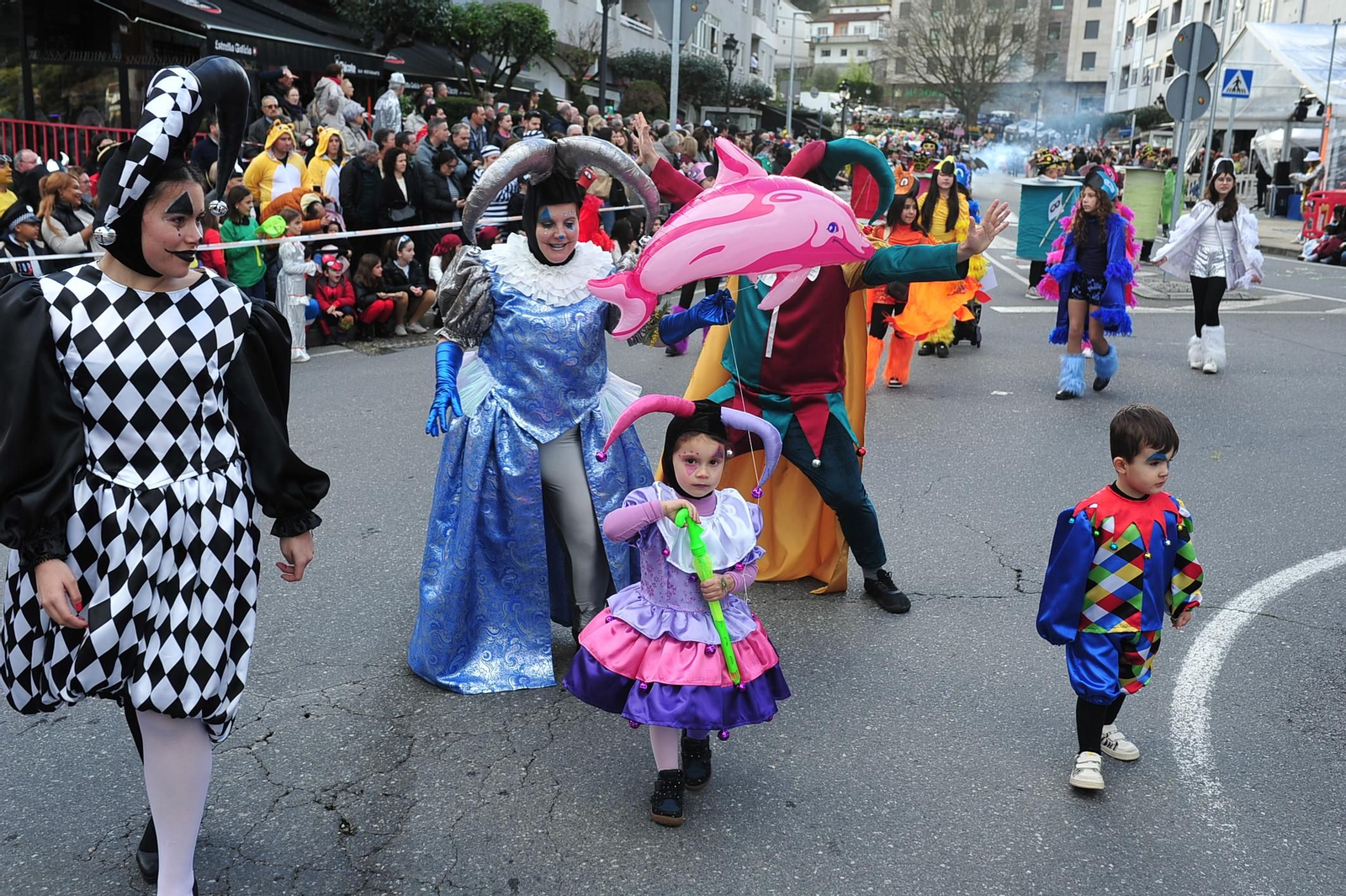 Galería | Color y retranca se pasean por las calles de A Valenzá durante su Martes de Entroido