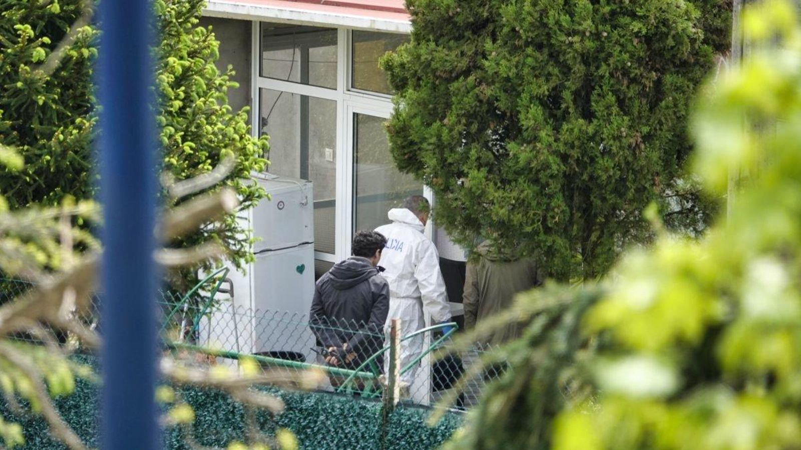 La Policía Científica en la casa en la que se perpetró el crimen.