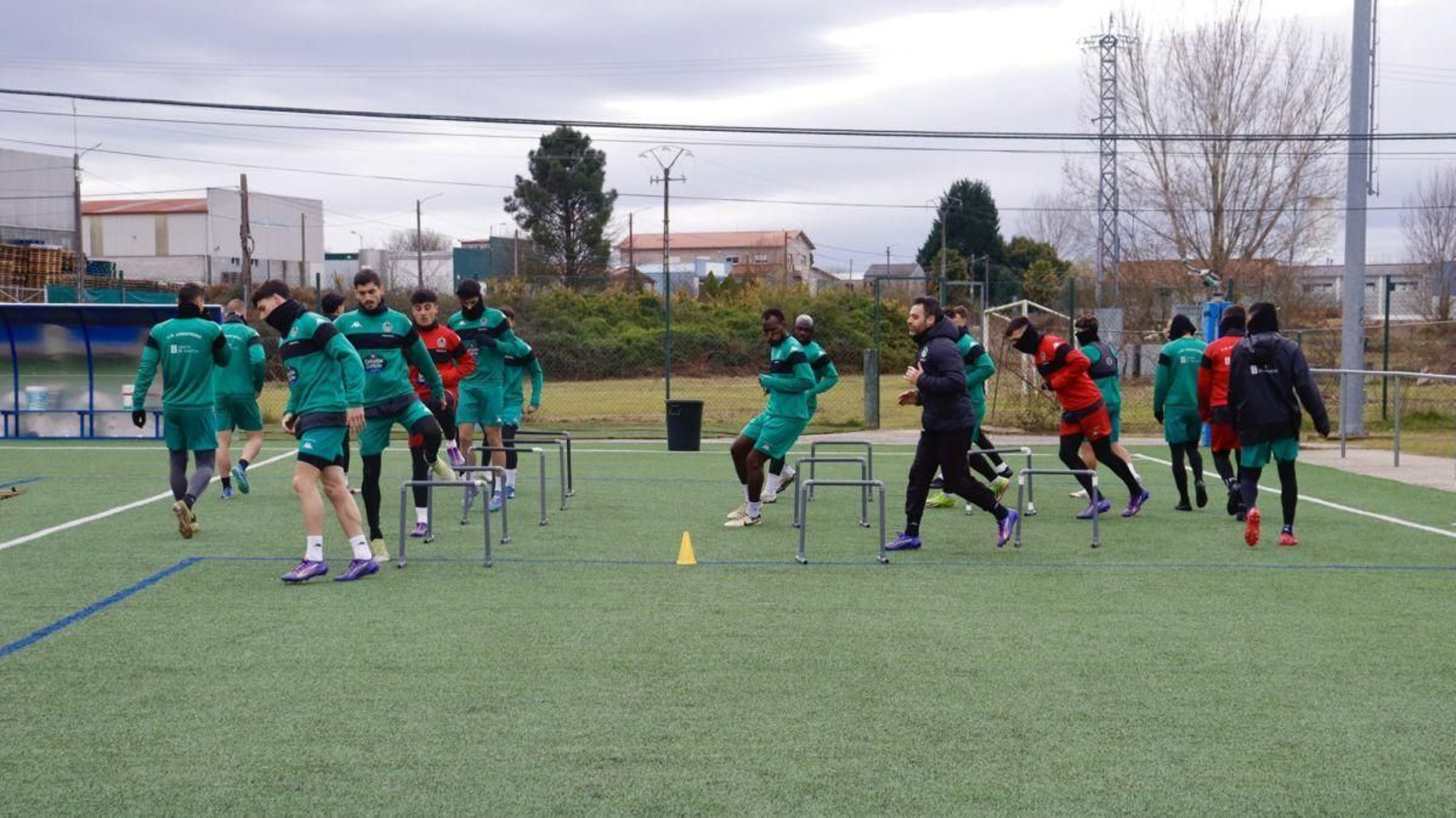 Los jugadores del Arenteiro, durante un entrenamiento en el campo de Cea.