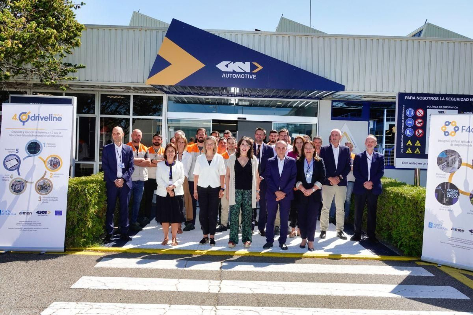 La conselleira de Economía, Lorenzana, con responsables de GKN y de Aimen, ayer en la fábrica de Balaídos.