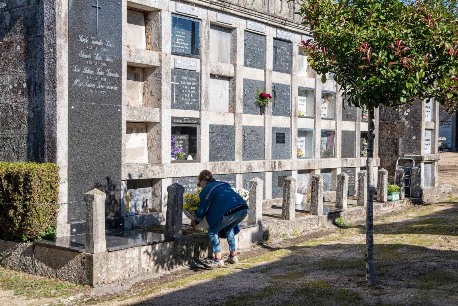 Galería | Los cementerios de Vigo se llenan en el puente de Todos los Santos