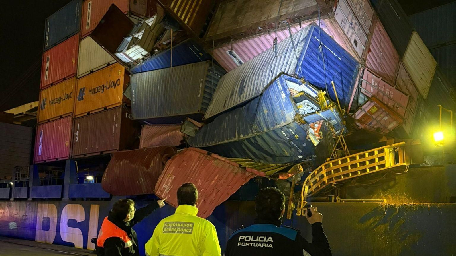 El buque, amarrado en el Puerto de Vigo, con el corrimiento de carga.
