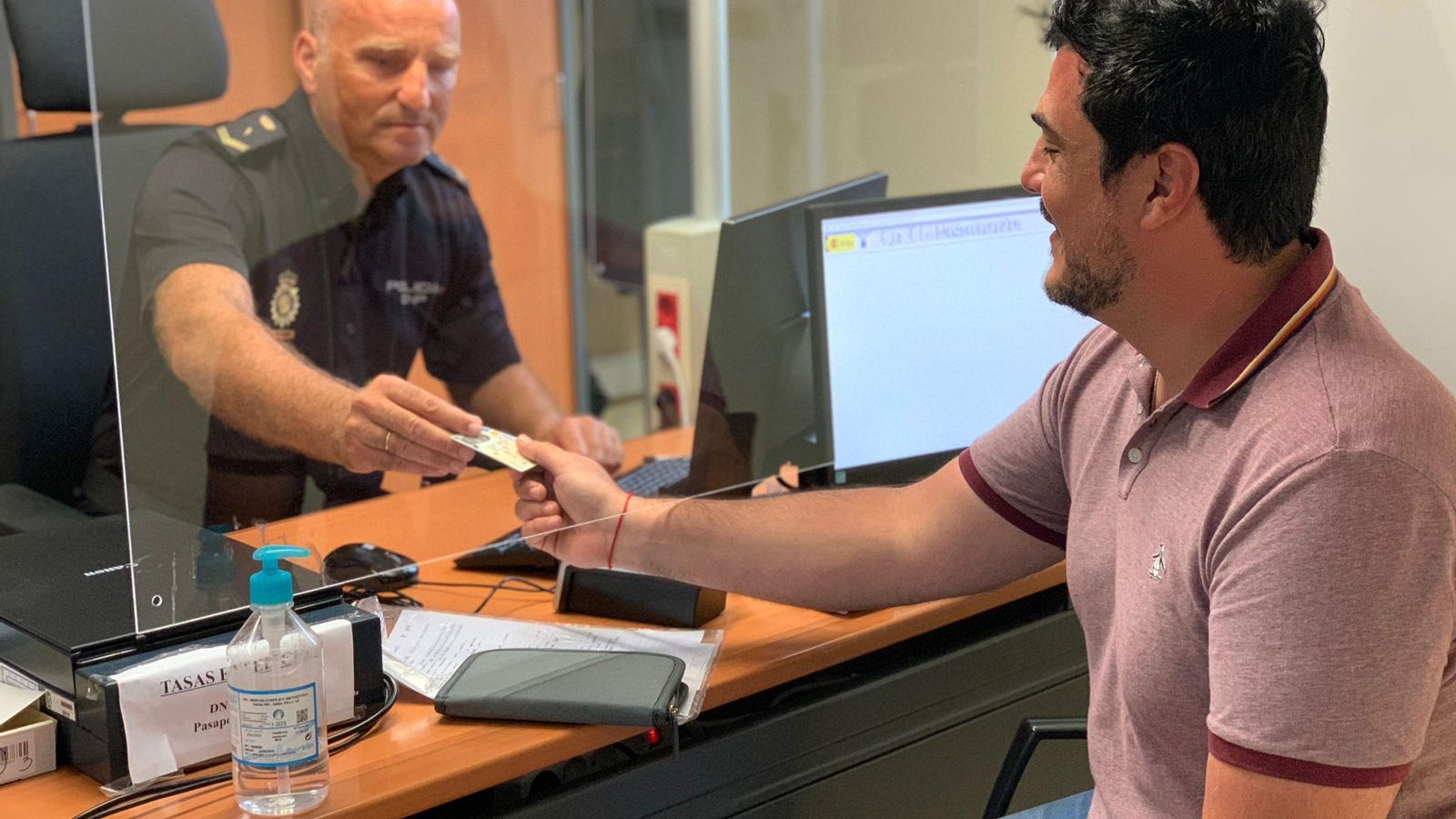 Juan Manuel de Hoz recibe su Documento Nacional de Identidad en la Comisaría de Policía de Oviedo.
