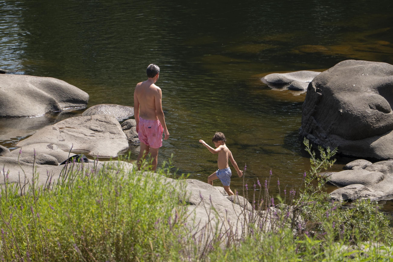 Galería | Viajeros, peregrinos y ourensanos viven una jornada de intenso calor en Ourense, en fotos