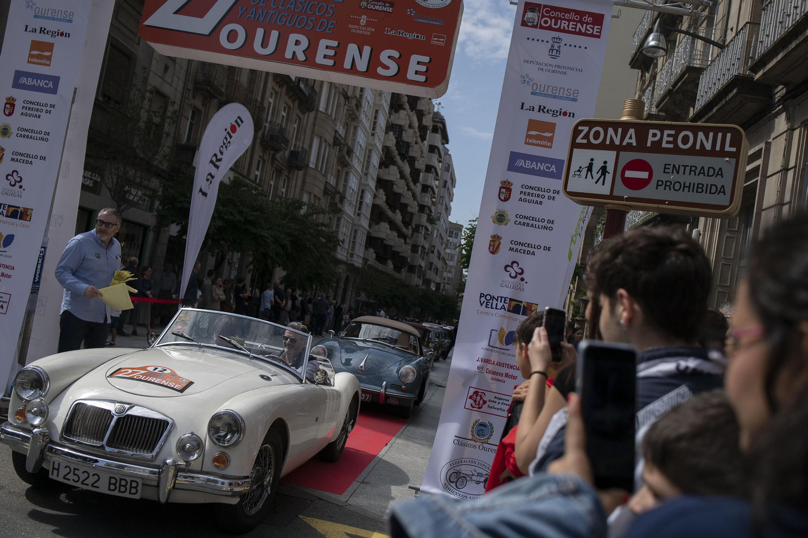 Numerosos coches de rally antiguo en la calle del paseo