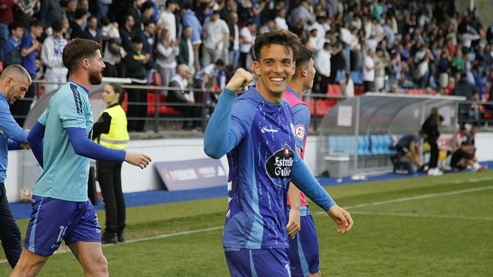 El delantero azulón Alberto Gil, celebrando la victoria en un partido disputado en O Couto.
