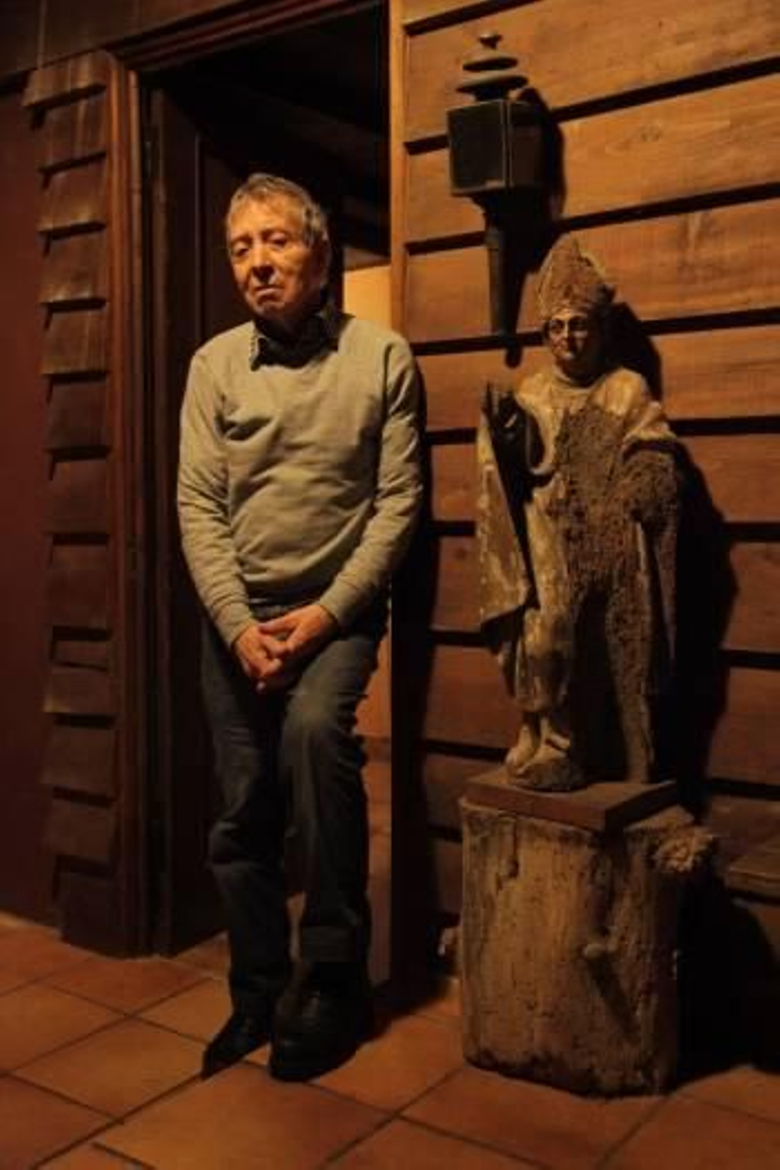 Arturo Baltar en el interior de su casa. (Foto: JOSÉ PAZ)