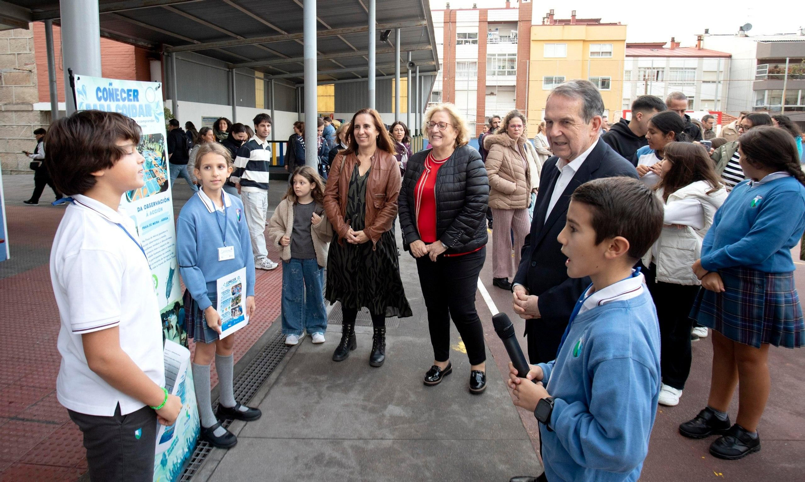 El alcalde acudió a la jornada acompañado de las concejalas de Educación y Medio Ambiente.