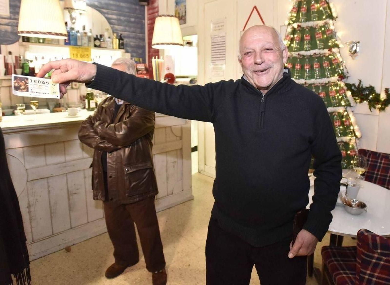 Fernando Rodríguez Guerra, con el décimo premiado, no daba crédito ayer.