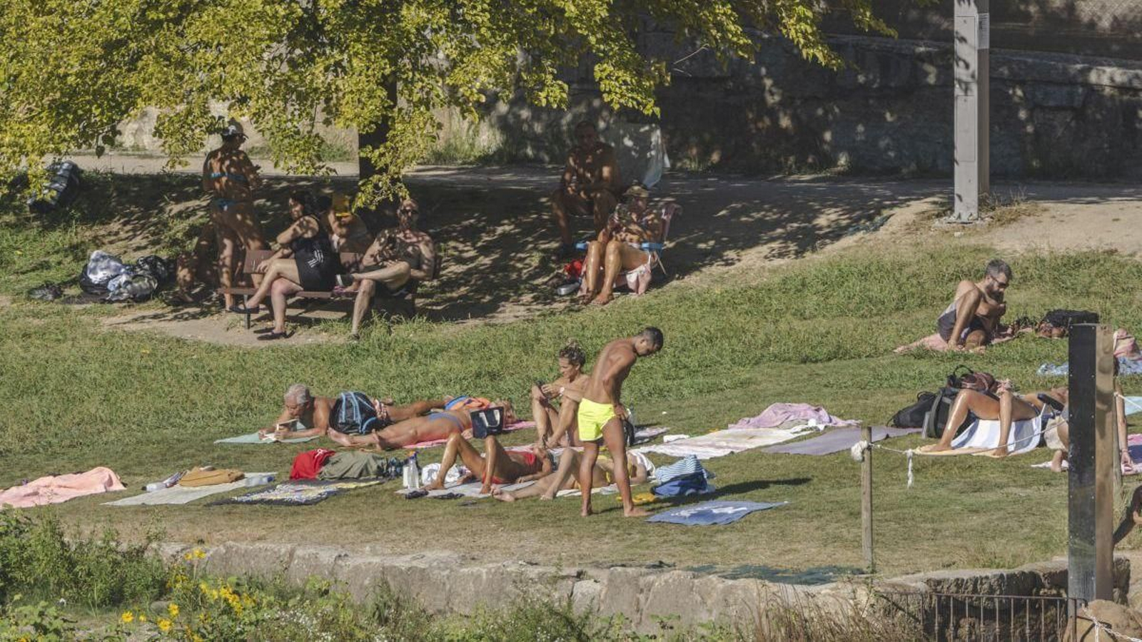 El otoño se inició ayer con temperaturas en Ourense más propias de un caluroso verano, con un récord para esta estación del año de 38,4 grados. Las orillas del Miño (en la foto) siguen ejerciendo de refugio climático.