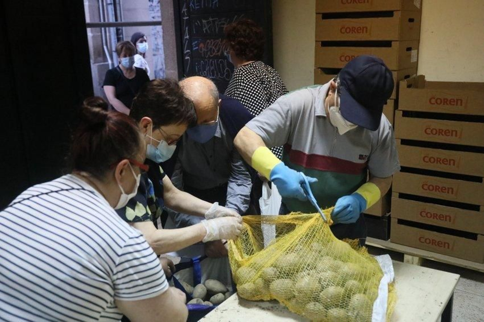 50 familias recogen alimentos en la parroquia de Santa Eufemia. José Paz