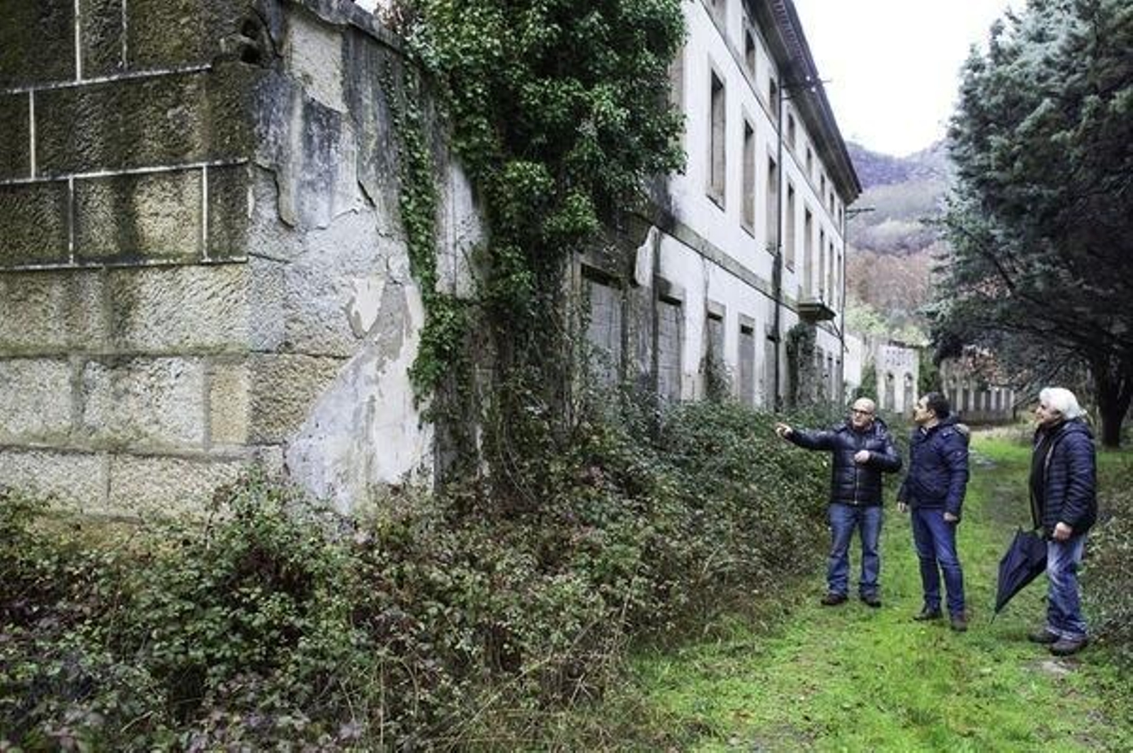 El presidente de la Diputación, Manuel Baltar, ante las instalaciones abandonadas del balneario.