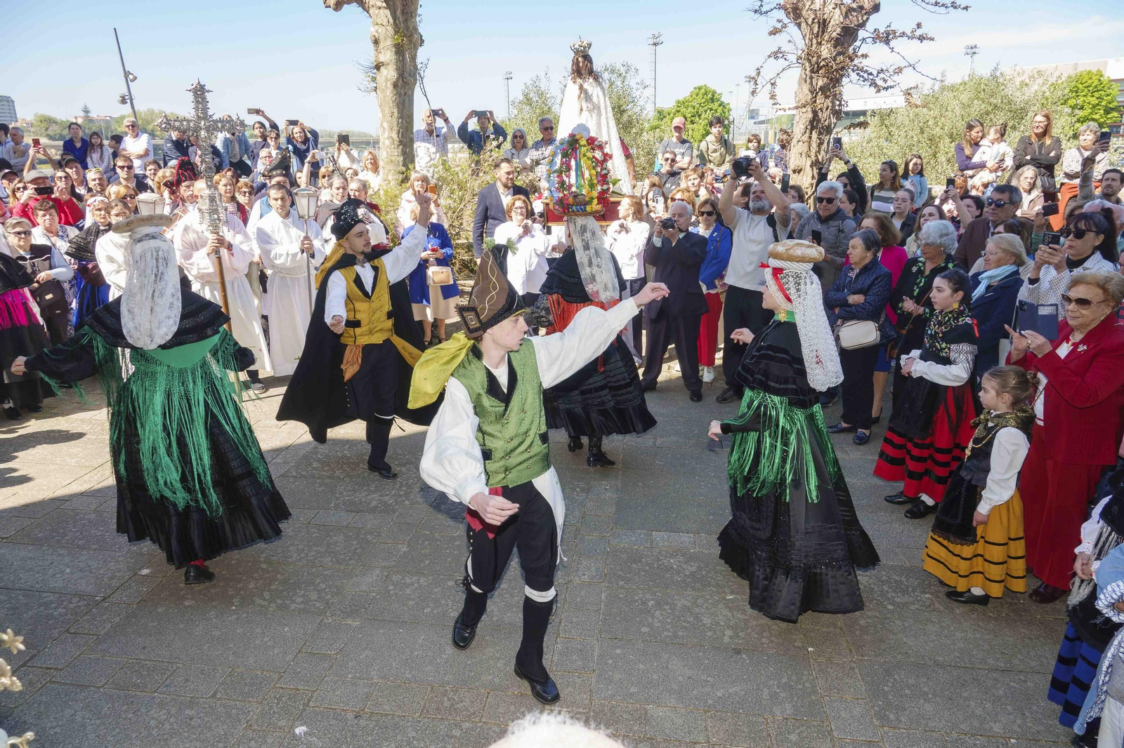 Galería | La Procesión del Encuentro de Bouzas despide la Semana Santa