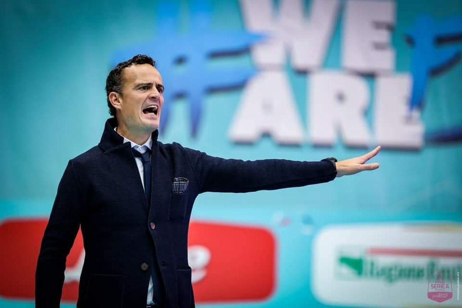 El técnico Manu Cossío, dirigiendo un partido.
