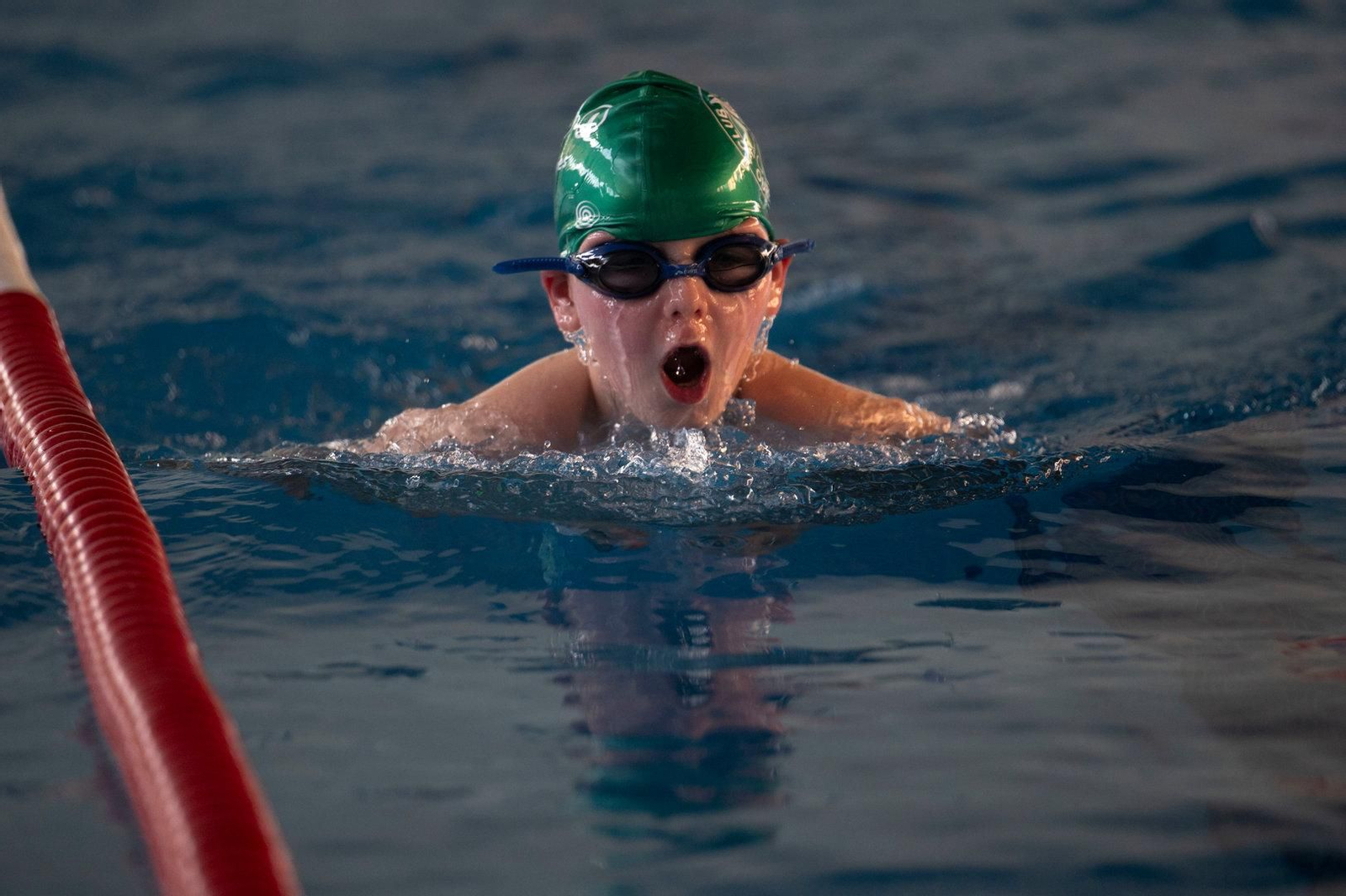 Participante dando todo en el agua.
