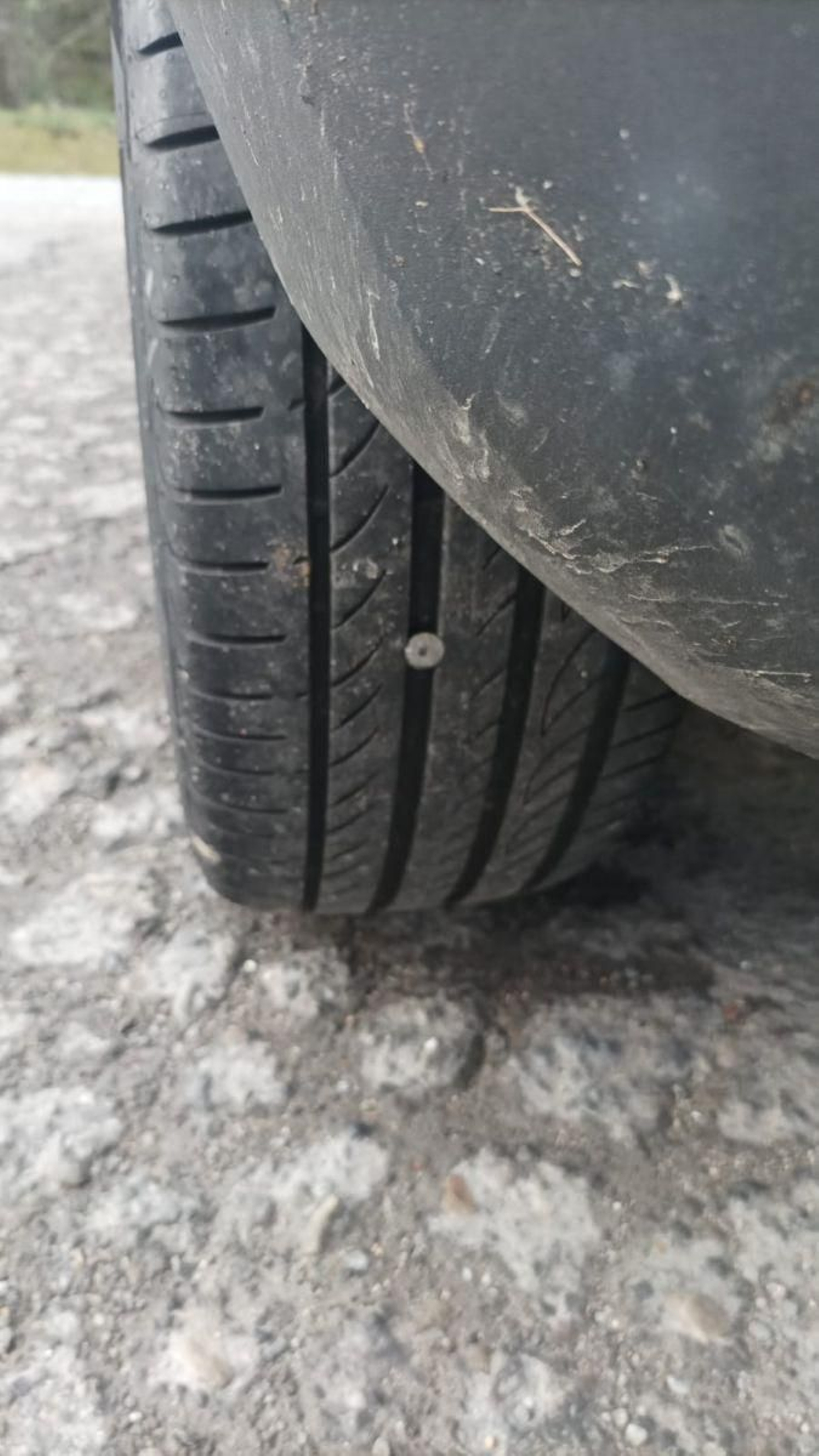 Tornillo en una de las ruedas.