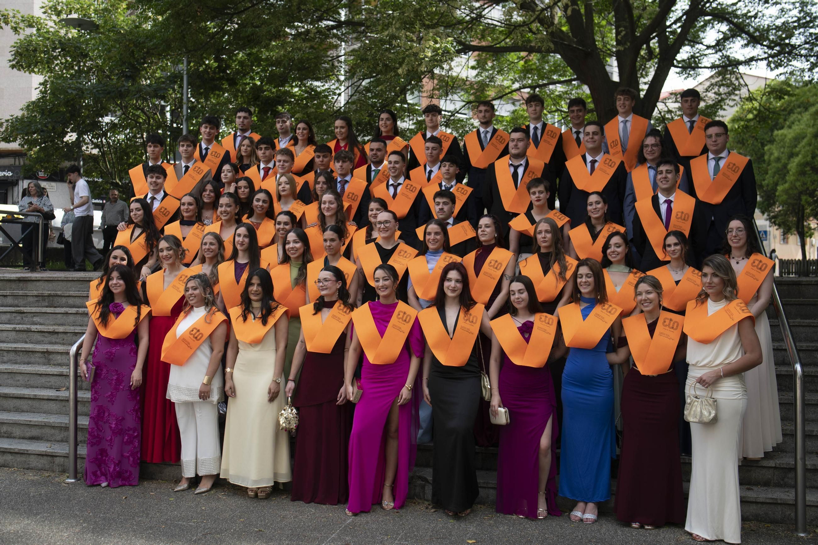 Galería | Los alumnos de ADE y Turismo se gradúan bajo un intenso calor