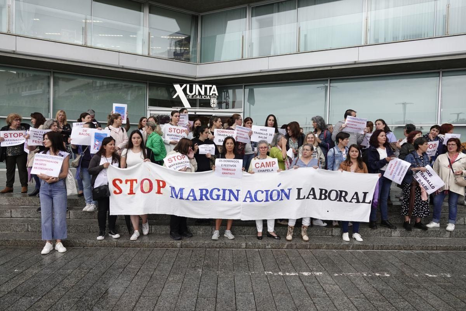 La protesta tuvo lugar ayer por la mañana ante la delegación de la Xunta.