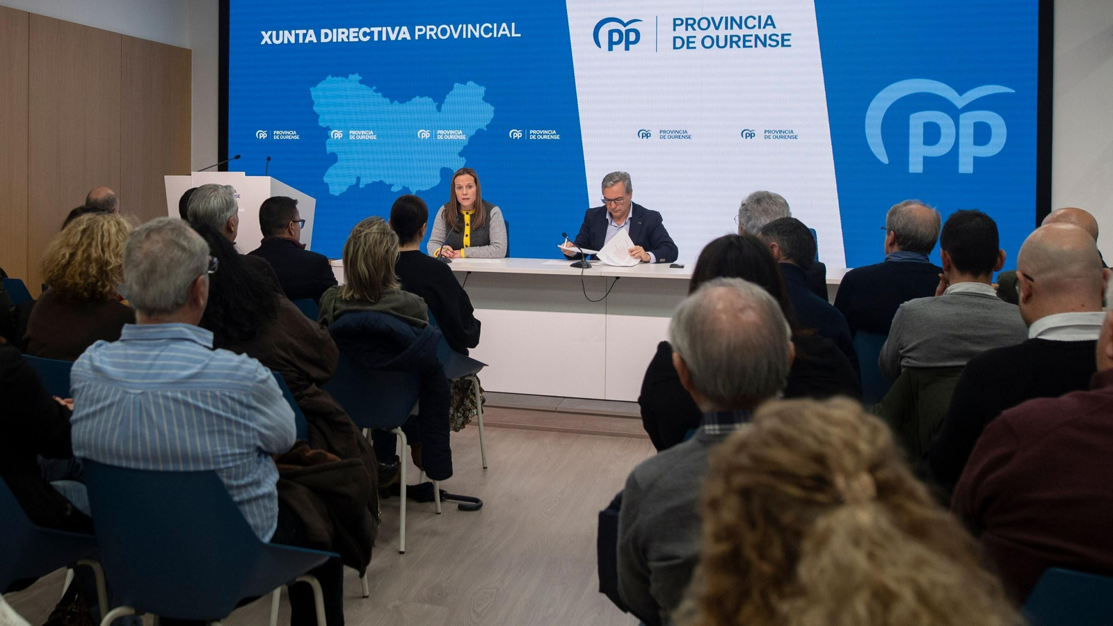 Luis Menor y Alba Quintas encabezan la reunión de los populares.