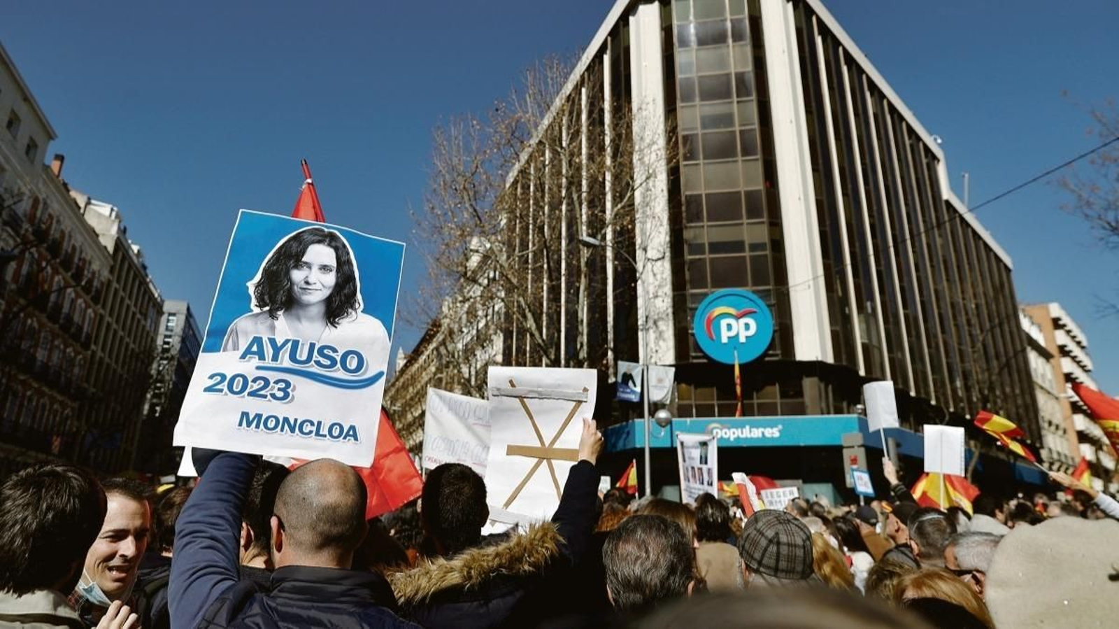 Aspecto que ofrecía la concentración en el exterior de la sede central del PP, en Madrid.